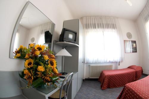 Hotel Milano Pistoia Bagian luar foto